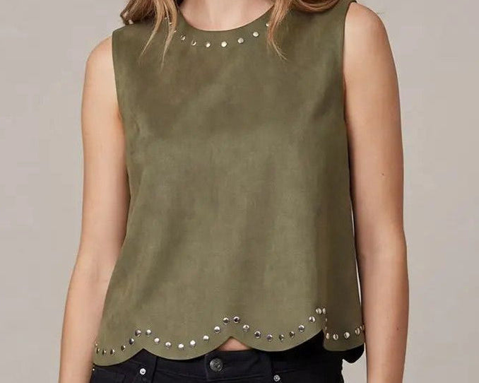 Top con tachuelas y bajo festoneado