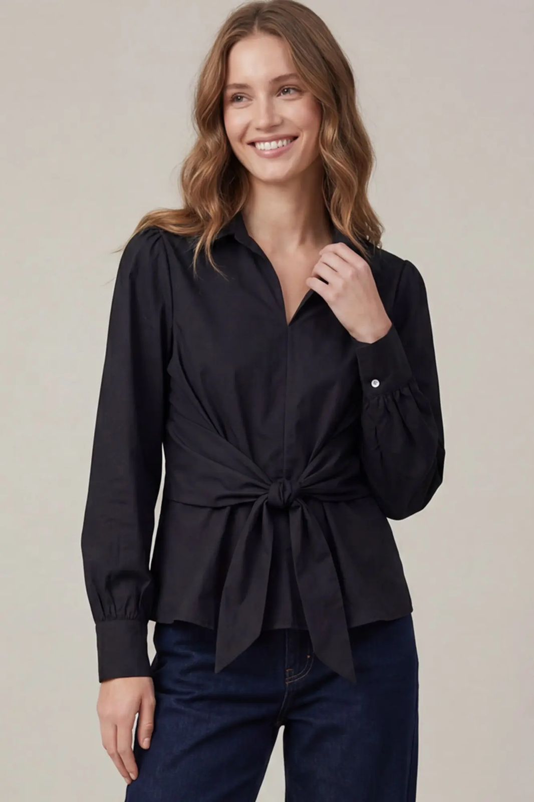 Blusa negra con nudo al frente